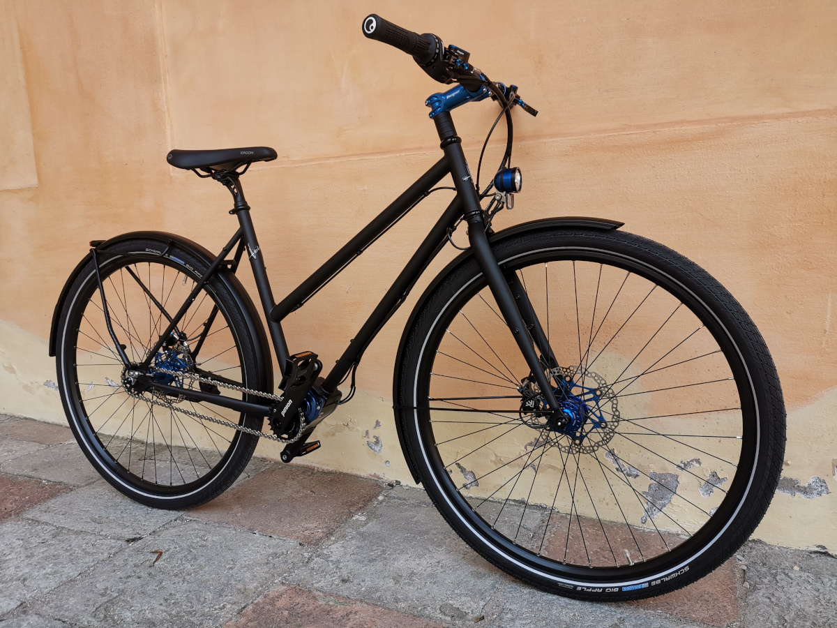Fahrrad mit einem Rahmen aus Stahl und hochwertigen Komponenten